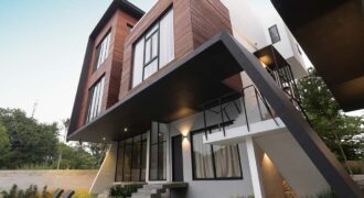 Chalet adosado en Oleiros con jardín